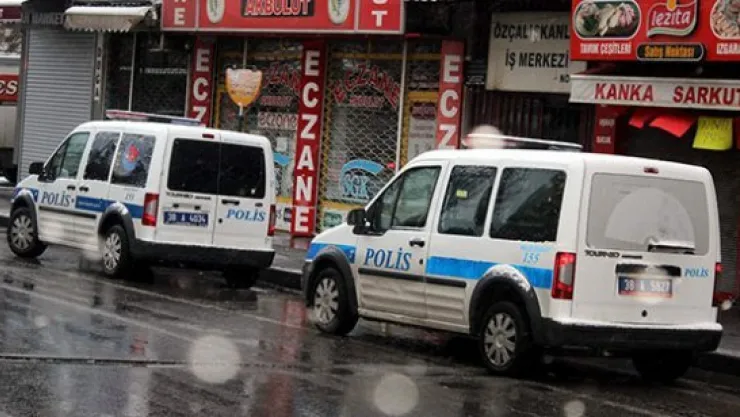 Camı kırıp markete girdiler