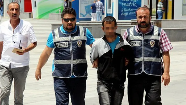 Caminin yardım kasasını duvardan sökerek götürdü