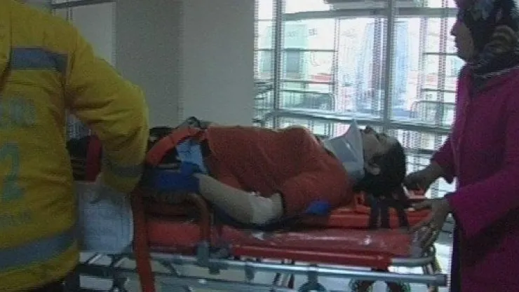 Çatıdan Düşen Kadın Hastanelik Oldu