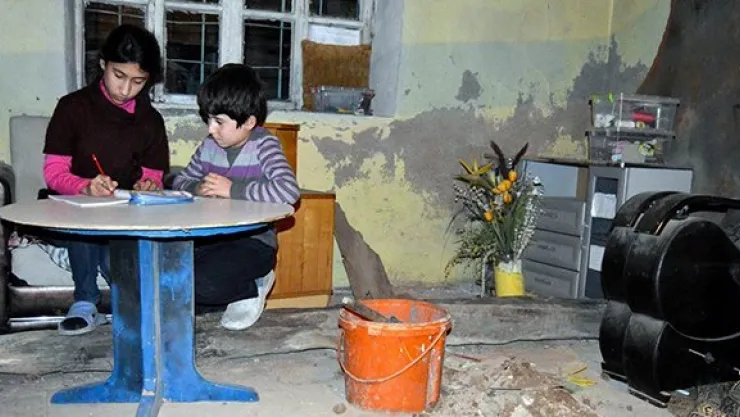 Çatısı çöken evde eğitimlerini devam ettirmeye çalışıyorlar