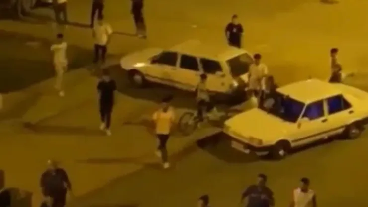 Çevre huzurunu sağlamak için gelen polisin üzerine araç sürdü