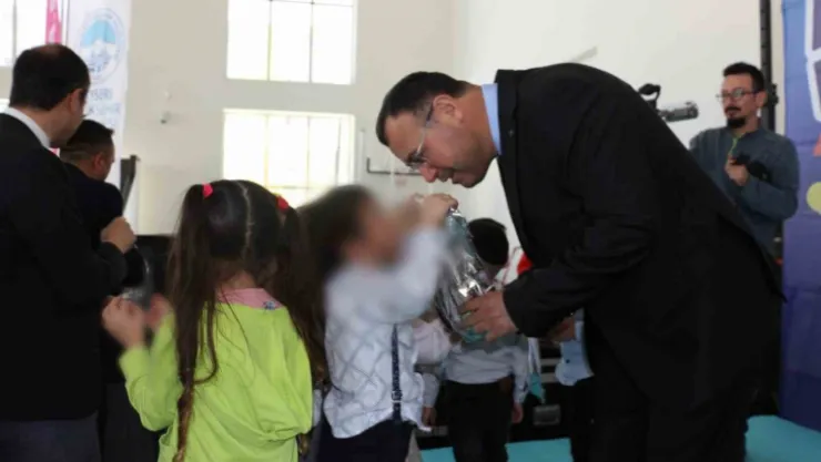 Ceza İnfaz Kurumu'nda anne yanında kalan çocuklara 23 Nisan kutlaması