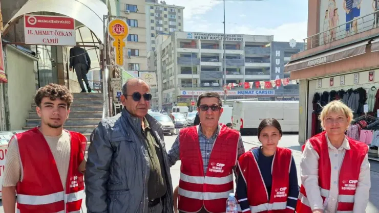 CHP, İmamoğlu için cami önünde imza topluyor