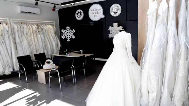 Çok uygun fiyatlı gelinlikler için gelin adayları sırada