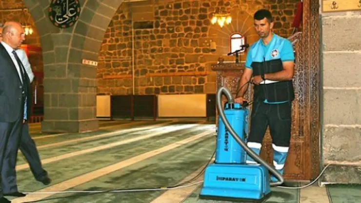 Çolakbayrakdar: Camileri Gül Suyu İle Yıkıyoruz