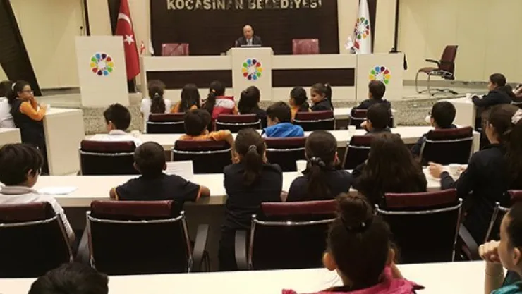 Çolakbayrakdar, çocuklara belediyeciliği anlattı