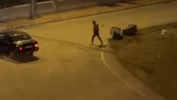 Çöp kovasına önce aracıyla çarptı sonra yere vurup kırmaya çalıştı