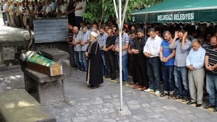 Çöp kamyonunun devrildiği kazada ölen işçiler toprağa verildi