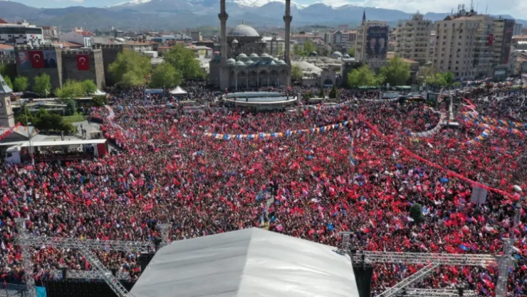 Rekor miting havadan görüntülendi