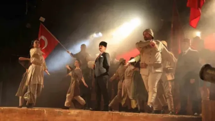 Cumhuriyet'in kuruluşunu 110 kişilik ekiple canlandırdılar