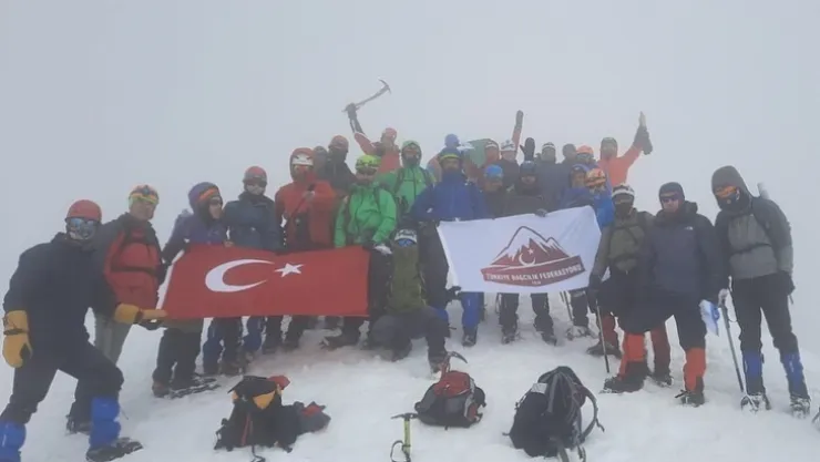 Dağcılardan anlamlı tırmanış
