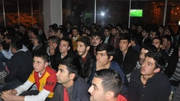 Derbi Maçı Taraftarlar Böyle İzledi 