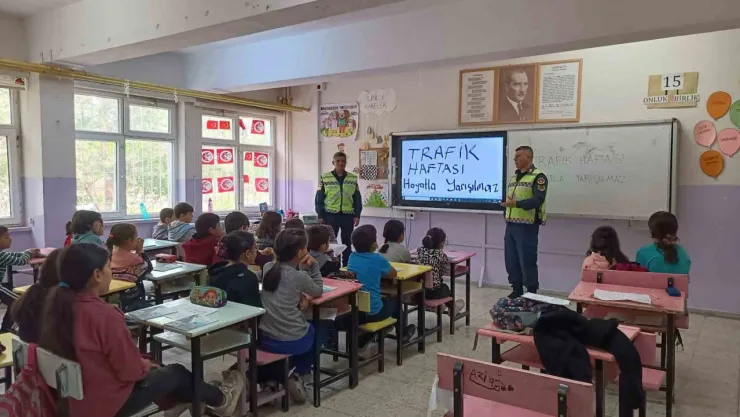 Develi'de jandarma ekipleri öğrenci ve öğretmenlere trafik eğitimi verdi