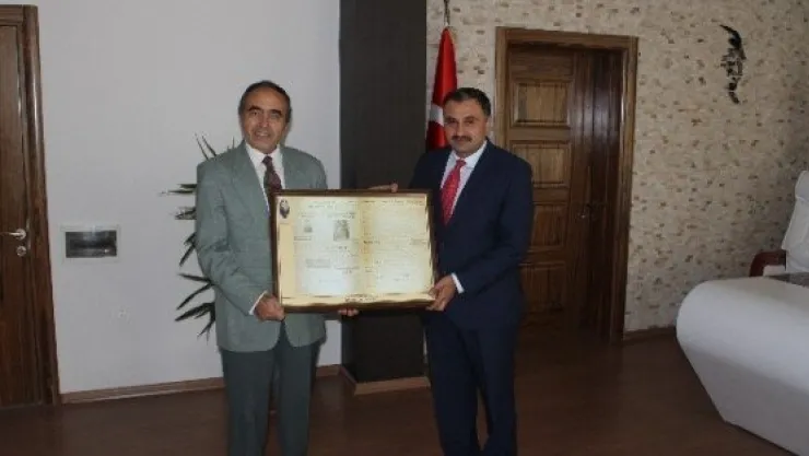 Develi Belediye Başkanı Cabbar'a Develi'nin İlk Gazetesi Hediye Edildi
