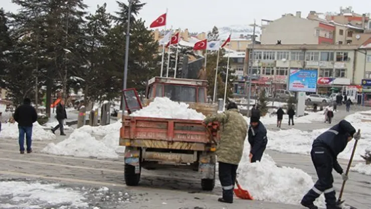 Develi'de kar temizleme çalışmaları devam ediyor