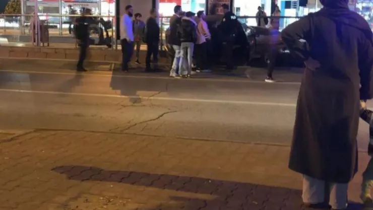 Direksiyon hakimiyetini kaybeden sürücü durağa çarptı