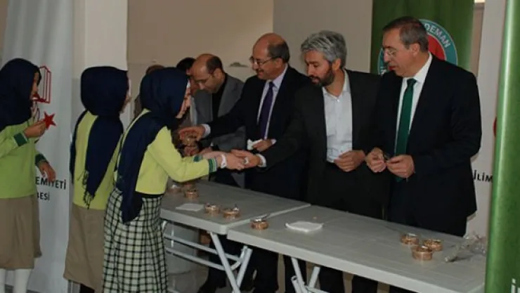 Doğan ve Tekden aşure dağıttı