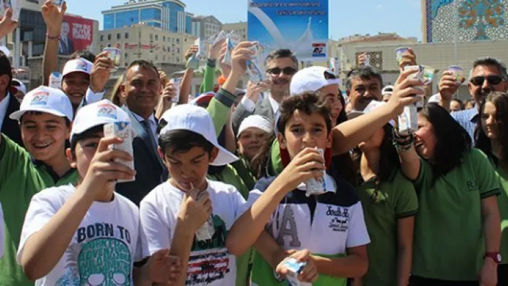 Dünya süt gününde 5 bin litre süt dağıtıldı