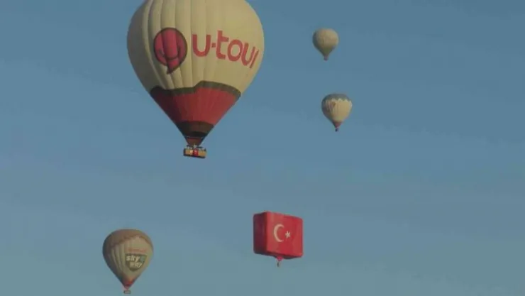Dünyanın en büyük bayrak figürlü balonu 30 Ağustos için havalandı