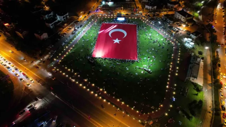 Dünyanın en büyük Türk bayrağı Kayseri'de açıldı