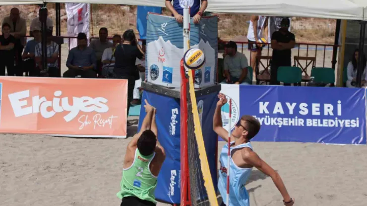 Plaj voleybol turnuvası Erciyes'te başladı