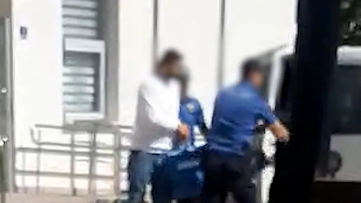 Dur ihtarına uymayarak polisin üzerine araç süren şahıs yakalandı