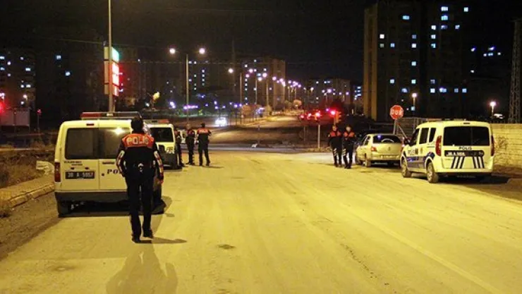 Dur ihtarına uymayan otomobile polis ateş açtı