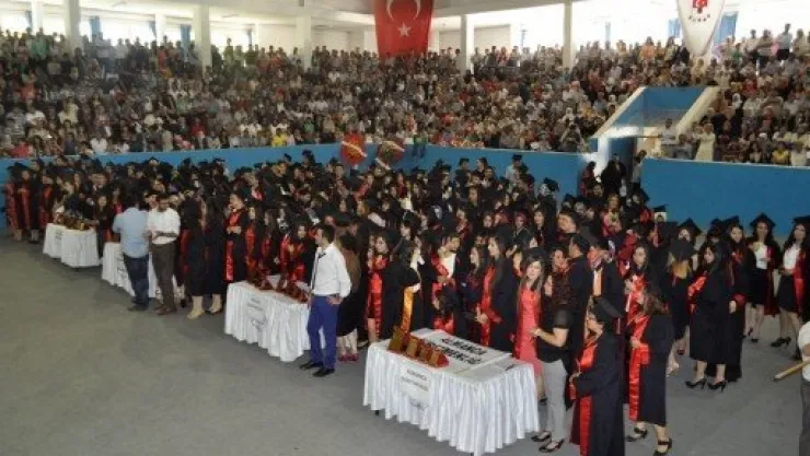 Eğitim Fakültesinde Mezuniyet Sevinci