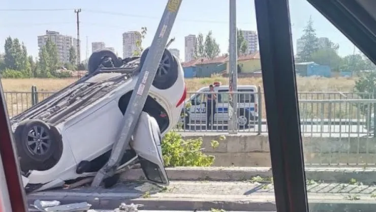 Elektrik direğine çarpan sürücü yaralandı