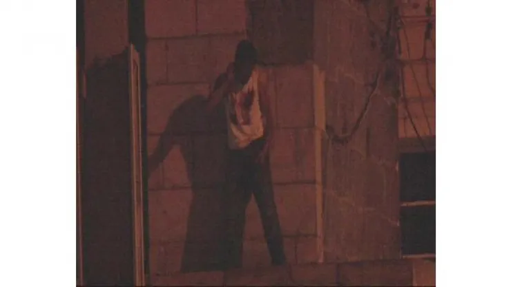 Elindeki kırık cam parçası ile kendisini kesti