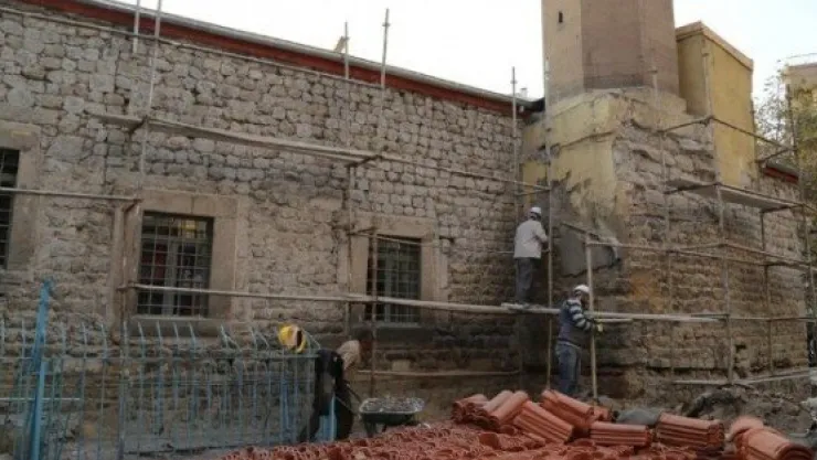 Emir Sultan Mescidi Ve Türbesi İle Şeyh İbrahim Tennuri Camiisinde Restorasyon Çalışması 