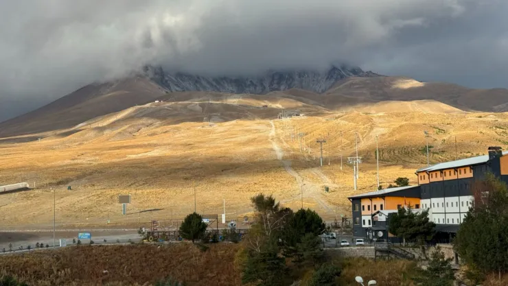 Erciyes'e sezonun ilk karı düştü