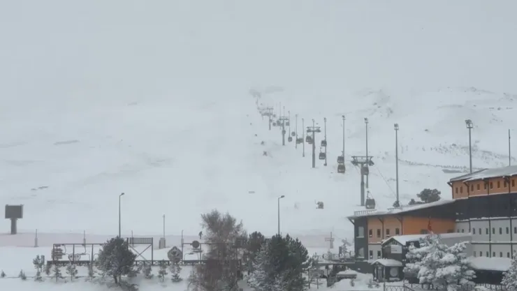 Erciyes'te kapanan pistlerin temizleme çalışmaları sürüyor