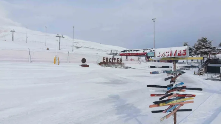 Erciyes'te kar kalınlığı 120 santimetreyi buldu