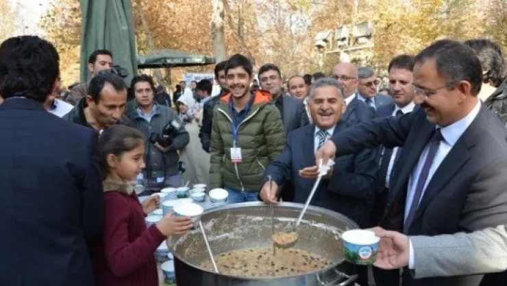 Erciyes Üniversitesi Öğrencilerine Özhaseki Ve Büyükkılıç'ın Aşure İkramı 