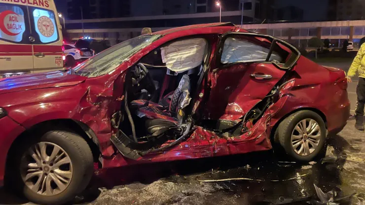 Erkilet Bulvarı'nda kamyonla otomobilin çarpıştığı kazada 3 yaralı