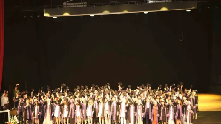 ERÜ Diş Hekimliği Fakültesi yeni mezunlarını verdi