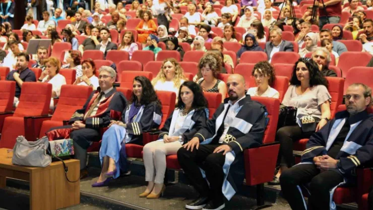 ERÜ Güzel Sanatlar Fakültesi'nde mezuniyet sevinci