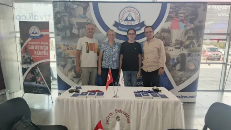 ERÜ, şehre yeni gelen öğrencileri otogarda karşılıyor