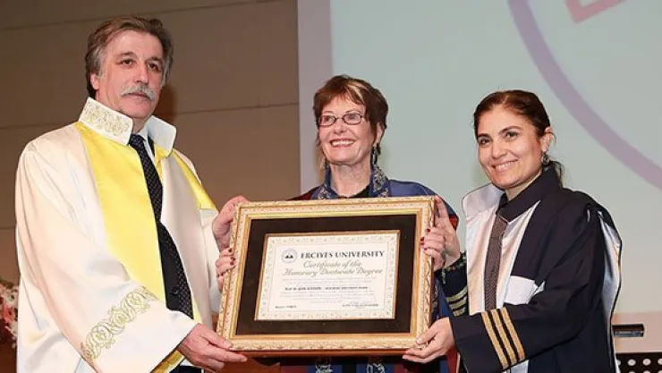 ERÜ'de Prof. Dr. Jean Watson'a fahri doktora unvanı verildi
