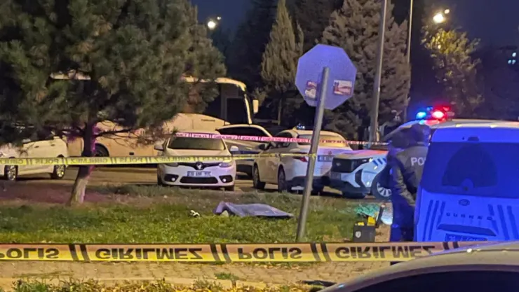 Eşi tarafından sokak ortasında bıçaklanan kadın hayatını kaybetti