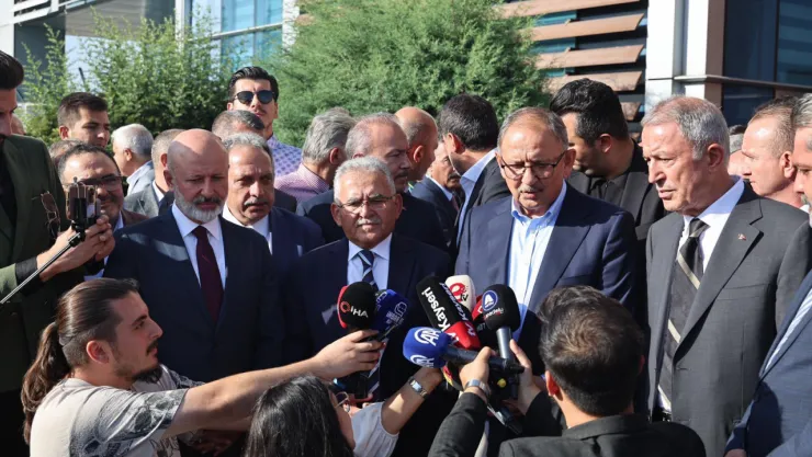 Eski Bakan Özhaseki'ye Kayseri'de coşkulu karşılama