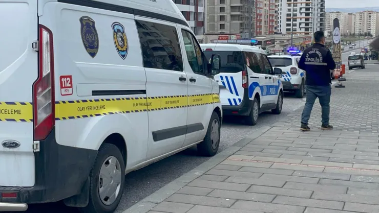 Eski sevgilisinin iş yerine ateş ateş eden şahıs kaçtı