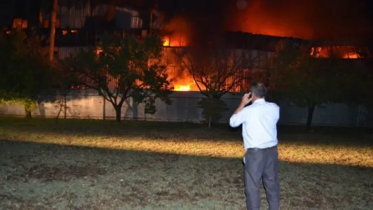 Fabrika deposunda korkutan yangın