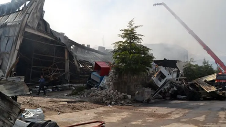 Fabrika yangınına 34 araç ve 101 personelle müdahale edildi