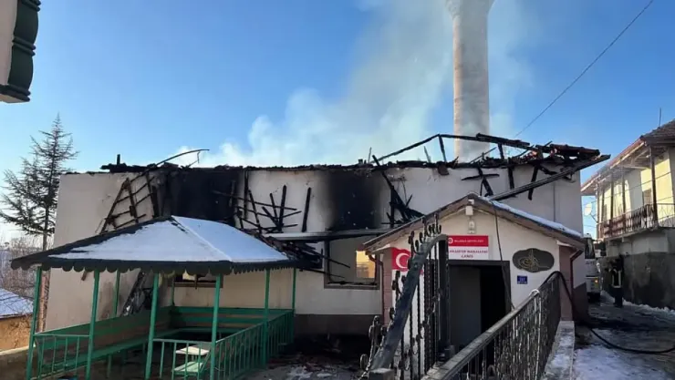 Felahiye'de Büyük Üzüntü: Cami Alevlere Teslim Oldu