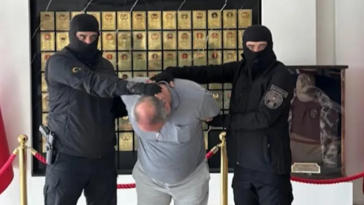FETÖ'den aranan ihraç emniyet müdürü kıskıvrak yakalandı
