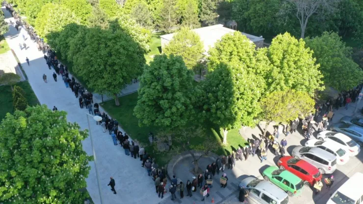 'Yiğit muhtaç oldu bir kuru fideye': Kilometrelerce fide kuyruğu