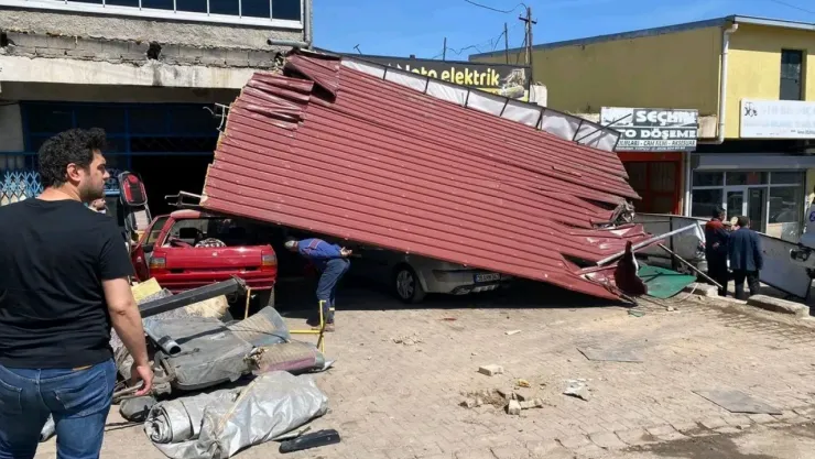 Freni boşalan kamyon dehşet saçtı: 10 araca ve 4 iş yerine zarar verdi