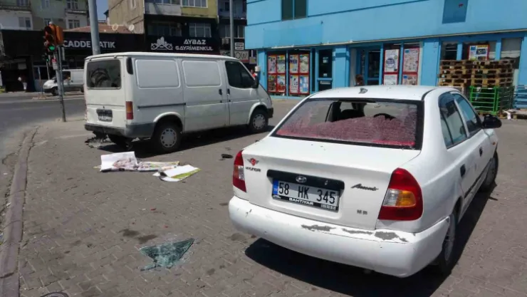 Freni patlayan kamyonet önce 4 araca, ardından yayaya çarptı